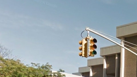 Un maestro de la Escuela Intermedia 219 en Foxhurst fue arrestado el jueves por supuestamente bofetear a un estudiante.