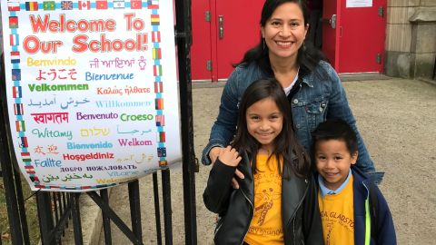 La madre salvadoreña Carmen Molina, con sus hijos Aleyda y Carlos Aquino