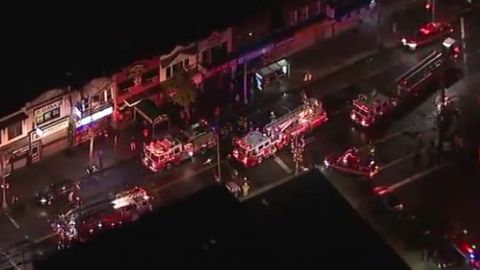 Al menos ocho negocios fueron impactados por el fuego en Ozone Park.