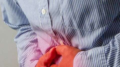 se recomienda tratar de ingerir alimentos de forma moderada, evitar el exceso de grasa y de alcohol e hidratarse adecuadamente.