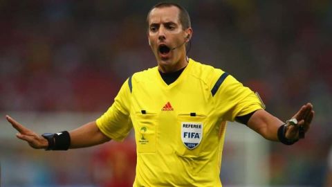 El árbitro Mark Geiger durante un partido del Mundial Brasil 2014. (Foto: Clive Rose/Getty Images)