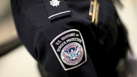 Agentes de ICE y CBP podrán revisar las redes sociales de viajeros e inmigrantes.