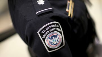 Agentes de ICE y CBP podrán revisar las redes sociales de viajeros e inmigrantes.