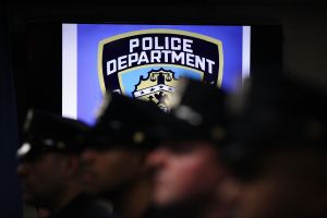 Pareja NYPD atrapada en encuentro sexual en patio de comisaría en Brooklyn: los gritos de la mujer policía asustaron a los vecinos
