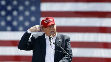El turista dice que fue discriminado por usar una gorra pro Trump en un bar del West Village
