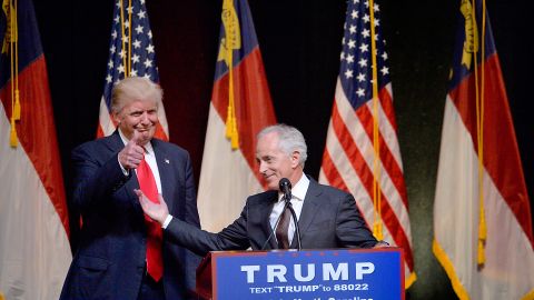 Donald Trump y el senador Bob Corker durante la campaña del primero.