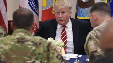 El presidente Trump se refiere a los miembros de la armada como "mis generales", "mis Ejército".