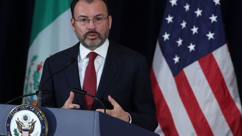 Luis Videgaray dijo que se deportan a menos mexicanos.