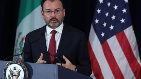 Luis Videgaray dijo que se deportan a menos mexicanos.