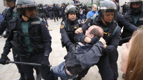 La Guardia Civil intentó impedir la votación.