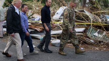 El presidente Donald Trump visita a afectados en Guaynabo, al oeste de San Juan. (MANDEL NGAN/AFP/Getty Images)