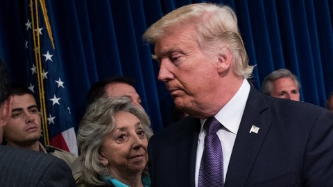 Miembros del Gabinete del presidente Trump hicieron un pacto para protegerse de él.