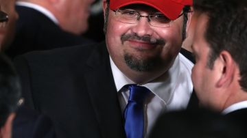 Fredy Burgos acudió a la Casa Blanca con una gorra que nadie del equipo de Trumpo portó.