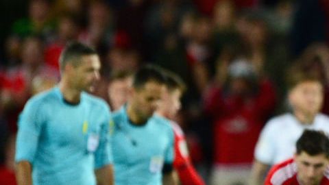 Aaron Ramsey se cubre el rostro tras la eliminación de Gales.  Harry Trump/Getty Images
