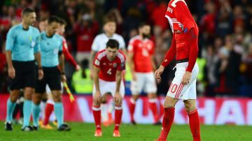 Aaron Ramsey se cubre el rostro tras la eliminación de Gales.  Harry Trump/Getty Images