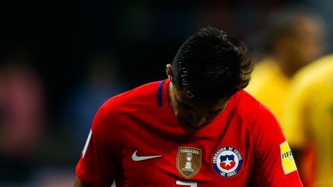 Alexis Sánchez cabizbajo tras la eliminación. Schneider/Getty Images