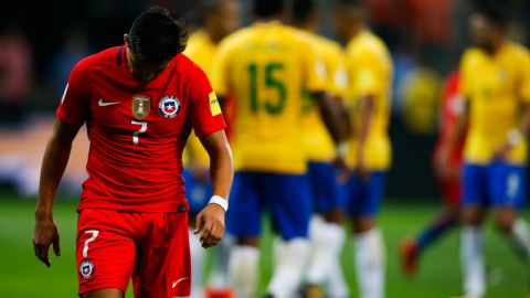 Alexis Sánchez cabizbajo tras la eliminación. Schneider/Getty Images