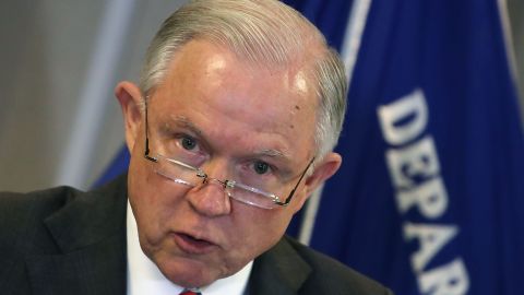 El fiscal Jeff Sessions busca que haya menos fraudes en solicitudes de asilo.