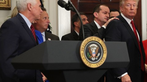 De esta forma el presidente Trump busca cumplir una de sus principales promesas de campaña.
