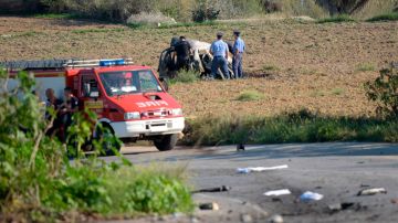 La policía investiga los restos del coche bomba con el que se cree asesinaron a la periodista  Daphne Caruana Galizia      (STR/AFP/Getty Images)