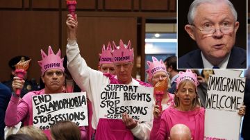 Manifestantes durante la audiencia de Jeff Sessions en el Senado.