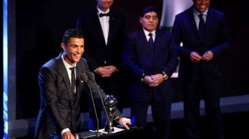 Cristiano Ronaldo recibió el premio de manos de Maradona y Ronaldo. Michael Steele/Getty Images