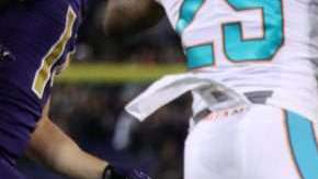 El quarterback Joe Flacco de los Baltimore Ravens es golpeado por el linebacker Kiko Alonso de los Miami Dolphins durante el partido entre ambos equipos correspondiente a la semana 8 de la NFL. (Foto: Patrick Smith/Getty Images)