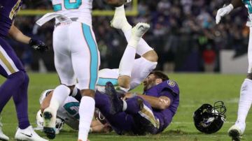 El quarterback Joe Flacco de los Baltimore Ravens es golpeado por el linebacker Kiko Alonso de los Miami Dolphins durante el partido entre ambos equipos correspondiente a la semana 8 de la NFL. (Foto: Patrick Smith/Getty Images)