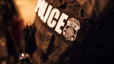 Los inmigrantes detenidos por ICE podrían enfrentar sus casos en libertad.