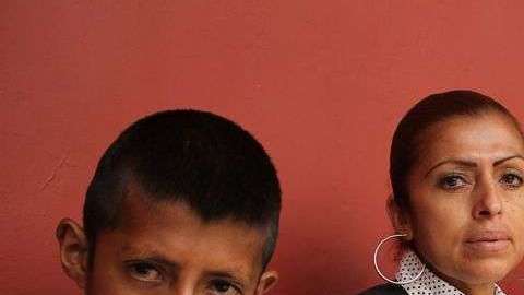 María Tinoco con sus hijos, estadounidenses de padres mexicanos, sin acceso a educación ni servicios sociales en México.