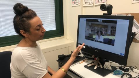 La consejera y trabajadora social Mariana Youssef, LMSW, quien es gerente clínico de la escuela P.S. 161, en Harlem, demuestra cómo funciona el programa de clínicas "satélites" de salud mental (telePsychiatry) del Northside Center for Children Development.