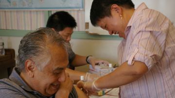 Enfermeras de Partners in Care vacunan de forma gratuita a algunos de los asistentes a los talleres sobre la culebrilla.