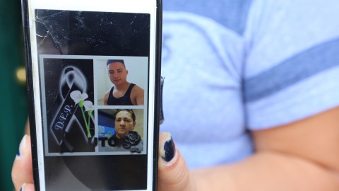 Claudia Rios recuerda a Jose Andrade, la pareja de su madre, quien fallecio este fin de semana con su hijo, aparentemente de una sobredosis.