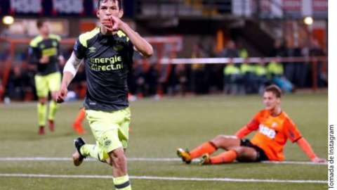 Hirving Lozano celebra su gol.