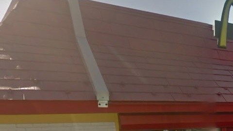 El gerente nocturno vendía la droga a un agente encubierto en órdenes de almuerzo.