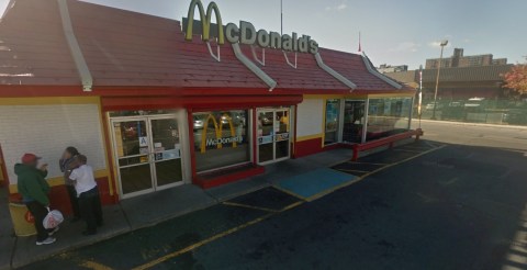 El gerente nocturno vendía la droga a un agente encubierto en órdenes de almuerzo.