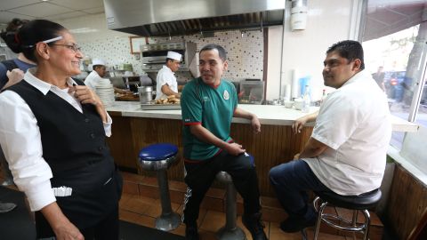 Frankie Saavedra con Maria y Guillermo Marquez. Las comunidades Italoamericana y Mexicana conviven en el barrio Italiano de El Bronx.