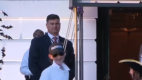 La pareja presidencial repartió dulces a los niños en la Casa Blanca.