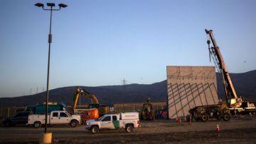 El departamento de Seguridad Interior de Estados Unidos ya construye los primeros tramos de prueba en la zona de San Diego. / Foto: Guillermo Arias