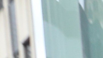 Guatemalteco Noel Lopez Reyes se despide de su esposa, Doris y sus hijos, Shaun y Viana en Federal Plaza.