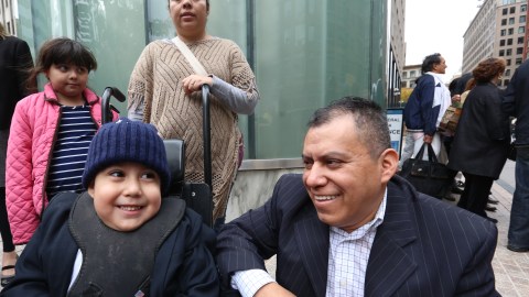 Guatemalteco Noel Lopez Reyes se despide de su esposa, Doris y sus hijos, Shaun y Viana en Federal Plaza.