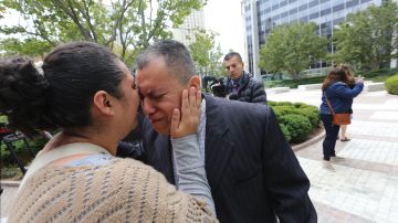 Guatemalteco Noel Lopez Reyes se despide de su esposa, Doris y sus hijos, Shaun y Viana en Federal Plaza.