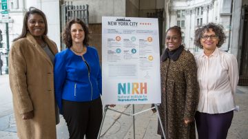 Durante el anuncio este lunes (de izquierda a derecha) la Defensora del Pueblo, Letitia James, la presidenta del NIRH, Andrea Miller, la Primera Dama de la Ciudad de Nueva York, Chirlane McCray, y la Comisionada del Departamento de Salud, la doctora Mary T. Bassett.