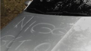 Según testigos, la Policía encontró cuatro huellas dactilares en el vehículo vandalizado.