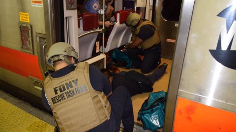 Decenas de elementos policiacos y de rescate hicieron el ejercicio.