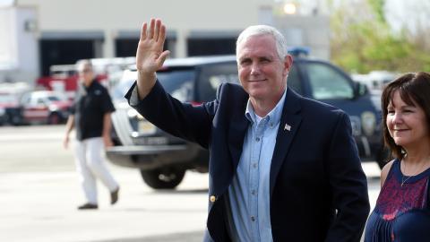 Mike Pence y la segunda dama Karen Pence en su llegada a Puerto Rico.