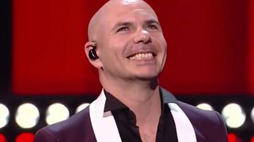 Pitbull mandó un mensaje muy inspirador a los inmigrantes en los Latin AMAs