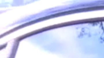 Eddie Martins y Richard Hall en un auto frente a la corte.