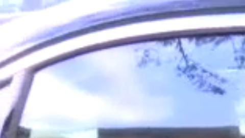 Eddie Martins y Richard Hall en un auto frente a la corte.