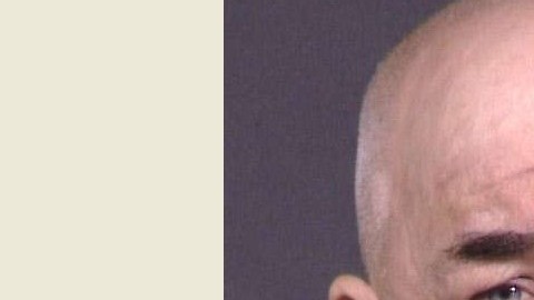 Robert Mannis fue visto en dos ocasiones este mes acariciando sus genitales en público.